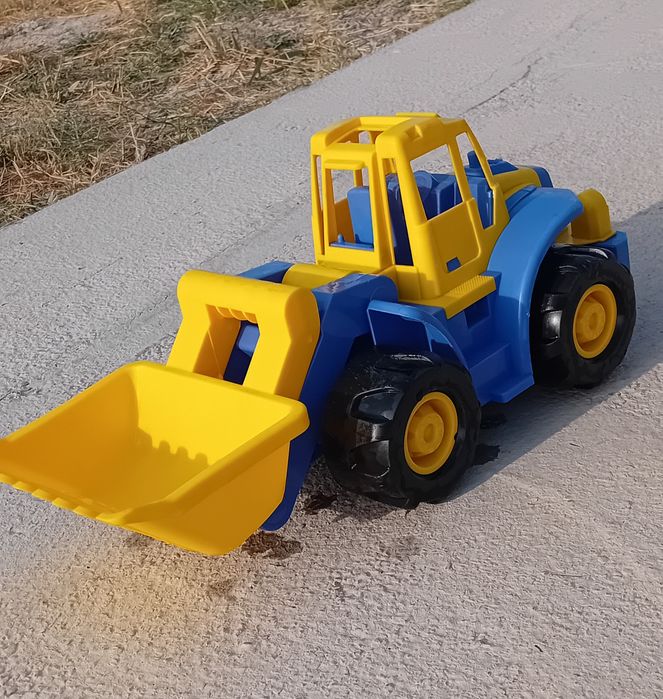 Детский трактор. Игрушка