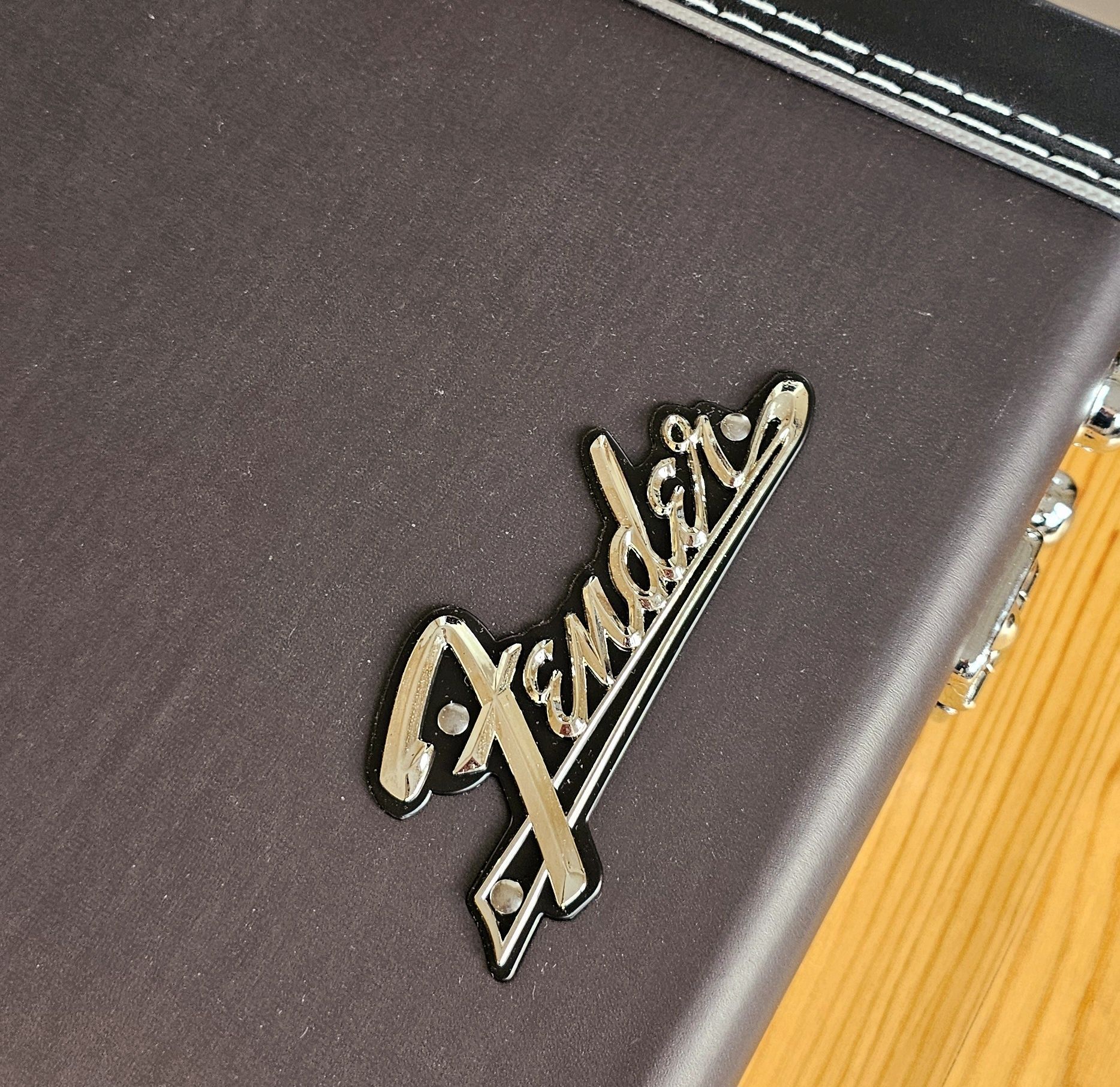 Продавам два оригинални куфара Kustam Fender Shop