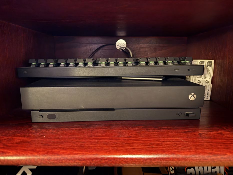Xbox ONE X 1TB - Impecabil + 1 Controller