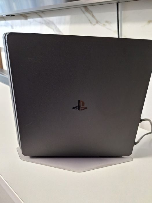 Vând PS 4, 2 controlere, jocuri