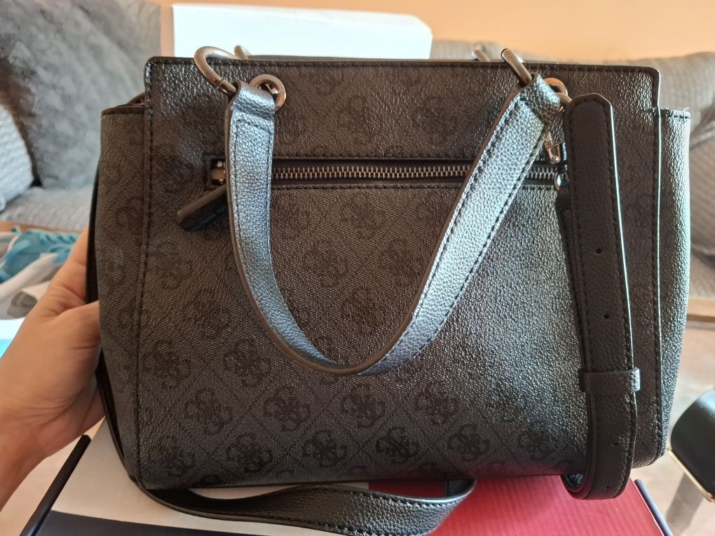 Дамска чанта GUESS
