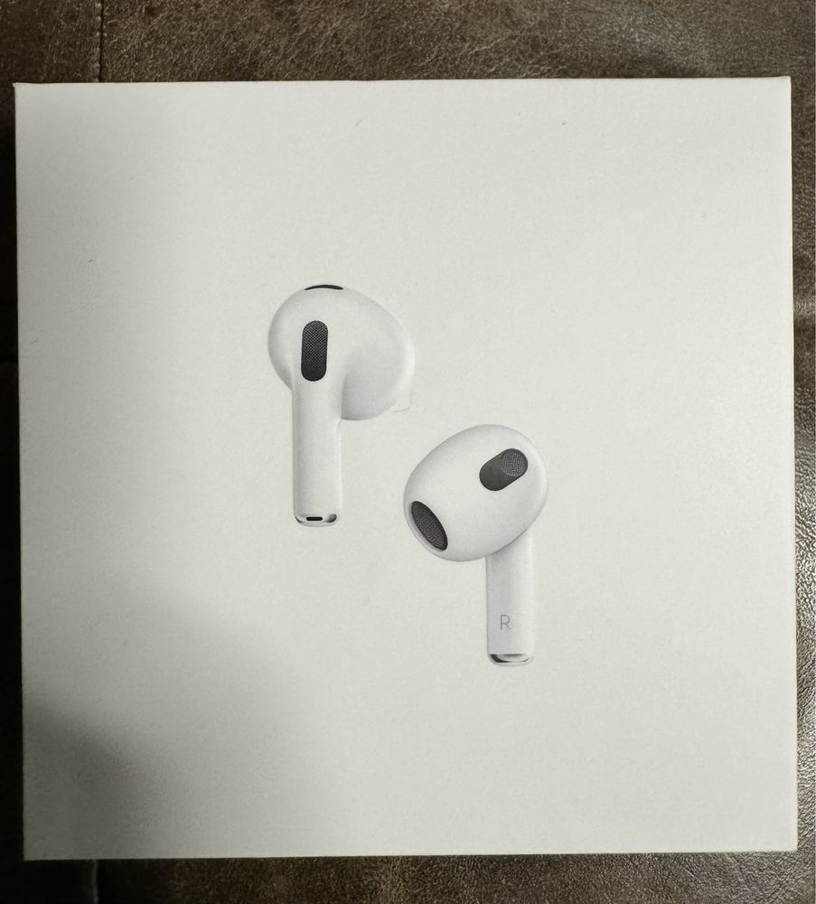 APPLE AirPods 3rd Generation with Lightning Charging Case