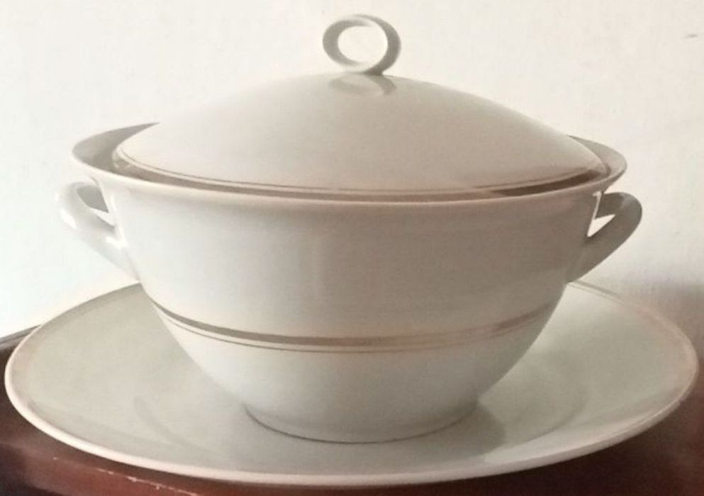 Продам недорого комплект: супница и блюдо.