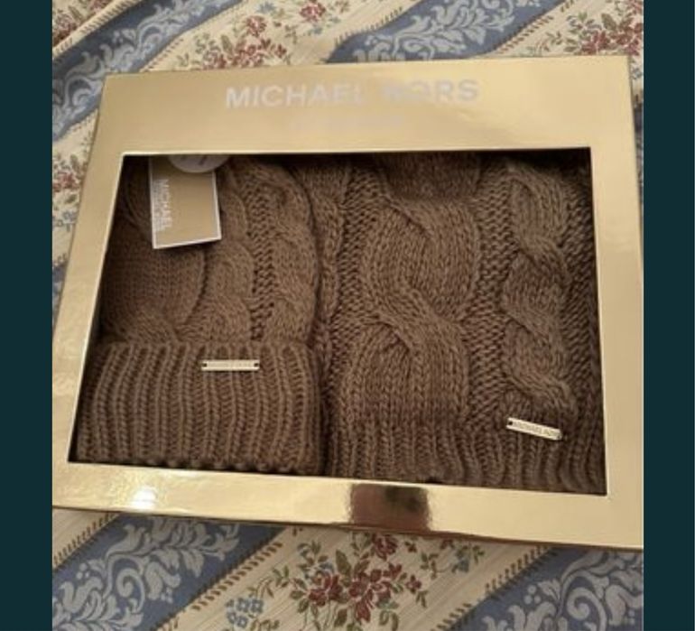 Michael Kors оригинален комплект от шал и шапка  в лешников цвят