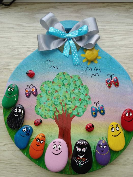 Ръчно рисувани картини, декорация с морски камъчета, пана за учители.