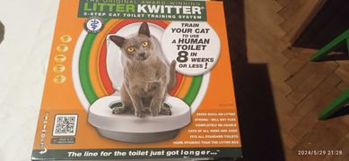 За котка-комплект за обучение за ползване на тоалетна.
