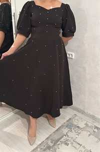 Платье цвет черный с бусами