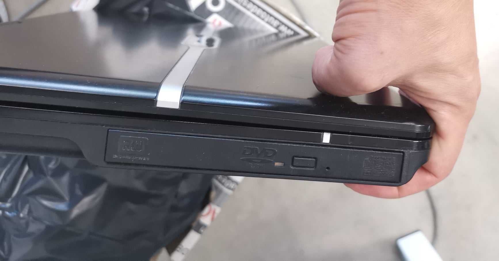 Продавам лаптоп Packard Bell