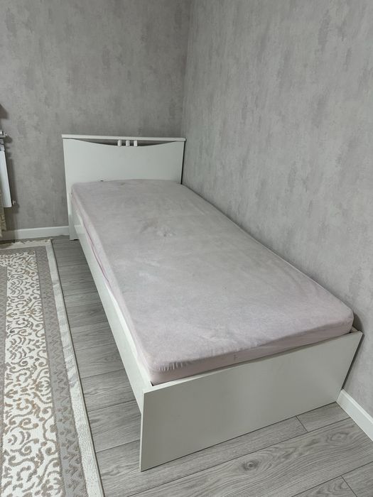 Одинарная кровать в хорошем состояний с матрацом