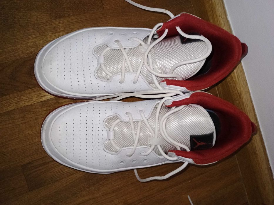 Vând adidași Nike Jordan