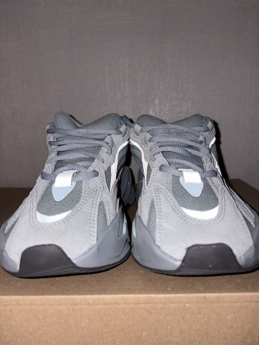 Adidas Yeezy Boost 700 V2 - Номер 38