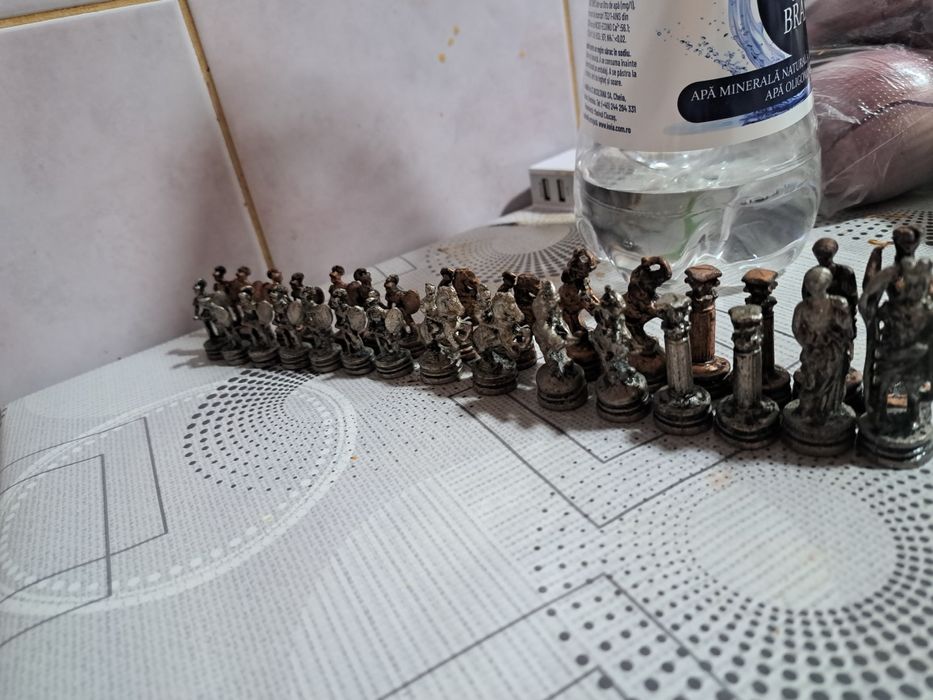 Vand piesele de sah din imagine.