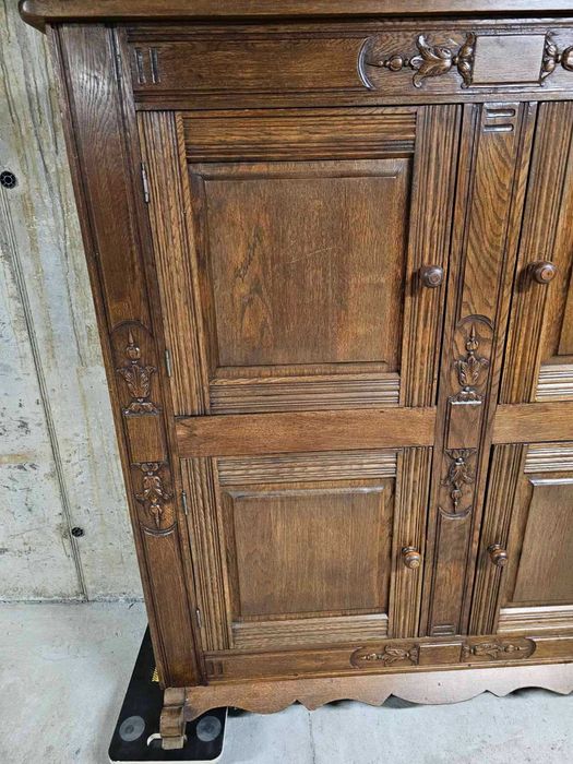 Трапезен шкаф с дърворезба