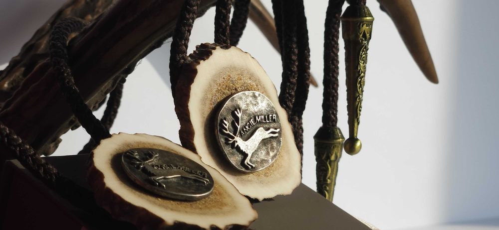 Cravată vânătoreasca din corn de cerb sculptată manual motiv cerb