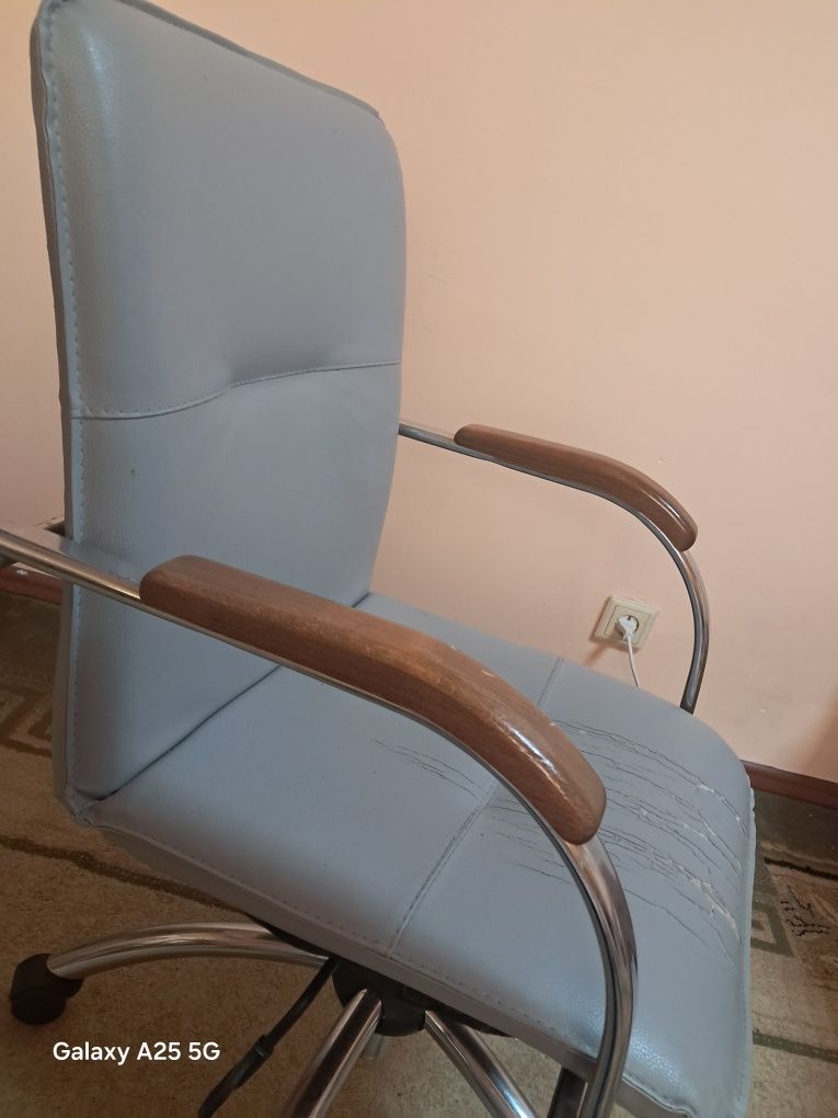 Кресло вращающиеся продам.