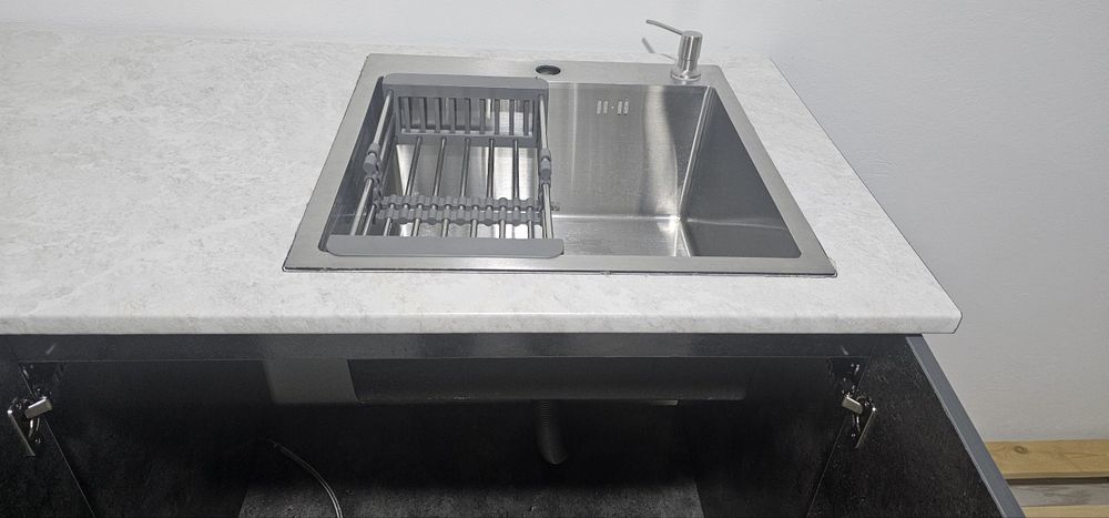 Кухонная мойка с тумбой