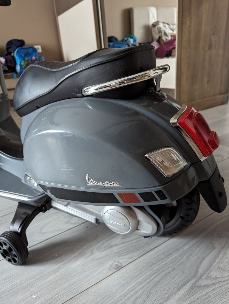 Детски скутер с акумулатор Vespa