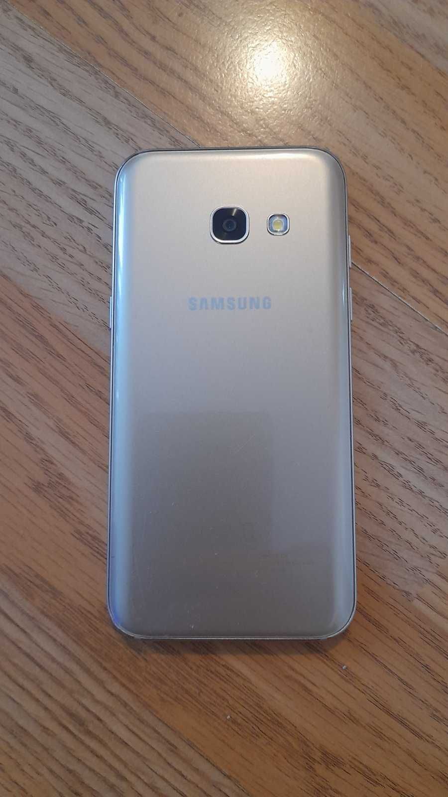 Samsung Galaxy A3 златен