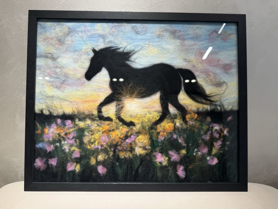 Картина “Черно конче в галоп” - вълна - 40/50см - Весела Геориева