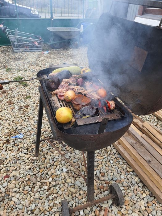 Grătar afumătoare pe lemn