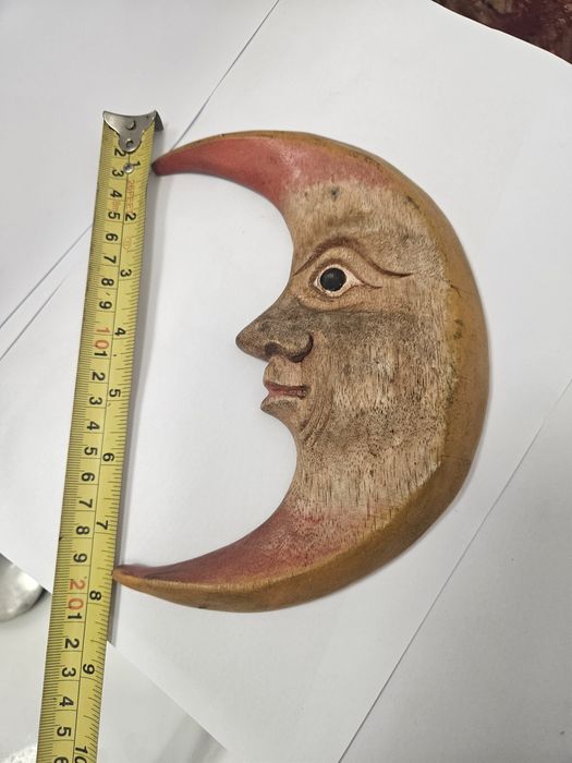 Semiluna sculptată în lemn