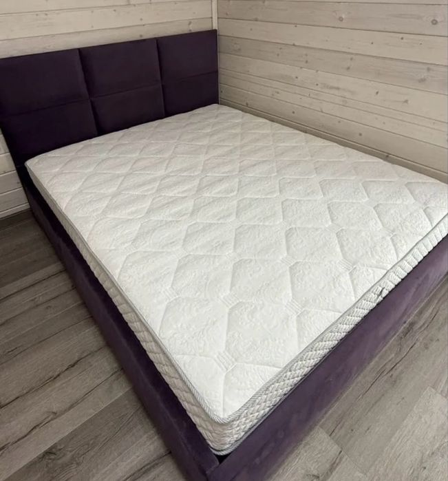 Кровать двуспальная с мтрасом