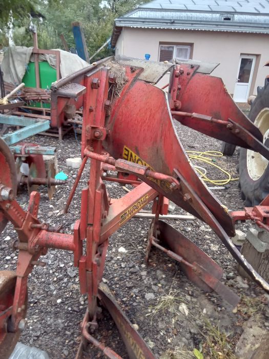 Vând plug Krone ideal pentru un tractor de 50 de cai