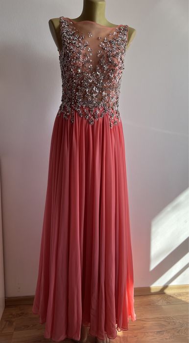 Официална рокля с нежни камъни