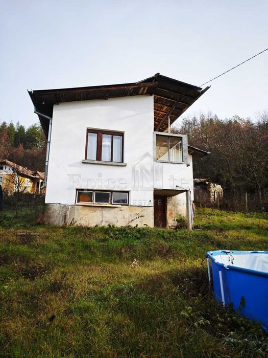 Приказна къща в село Долна Секирна, общ. Брезник, област Перник