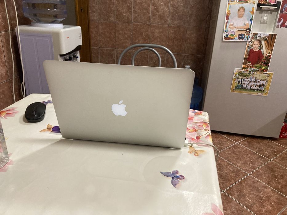 Laptop Apple MacBook Air 13" cu procesor I5,SSD de 256 Gb si 4 Gb RAM