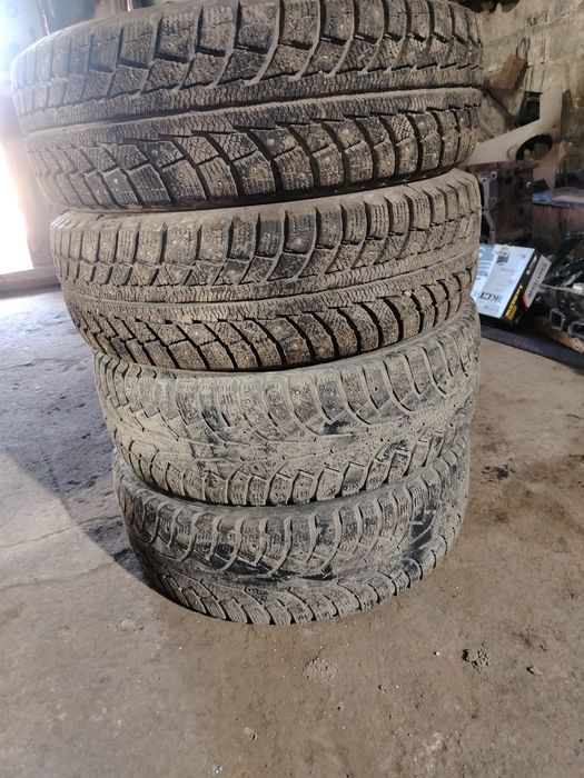 продам зимние шипованые шины 205*70*R15