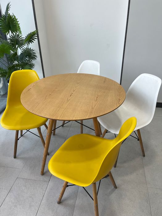 Стол и 4 стулья.