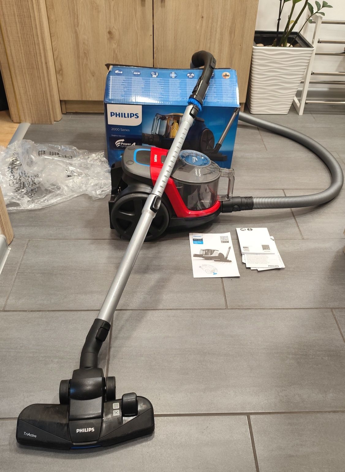 PHILIPS PowerPro Compact / Прахосмукачка / 900W
