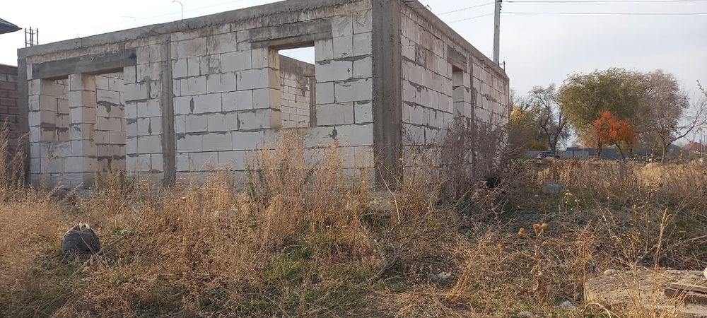 Участок с недостроенным домом