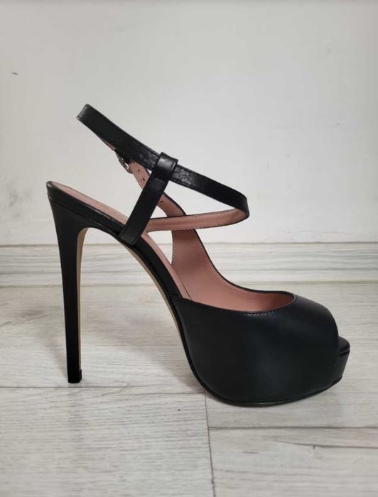 НОВИ обувки на висок ток