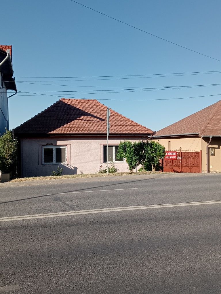 Casa cu teren de vânzare în centrul Sanmartinului