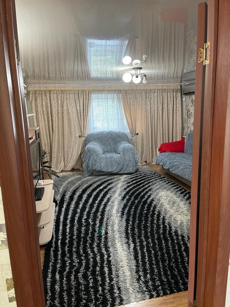 Срочно. Срочно . Продаётся дом . В центре.