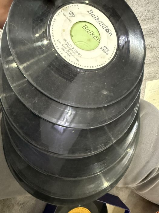 49 броя малки грамофонни плочи