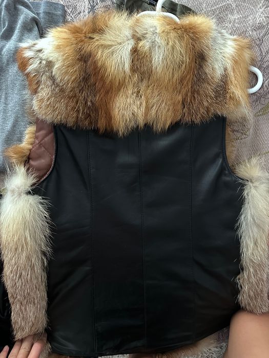 Vestă din blană de vulpe naturală, în combinație cu piele.