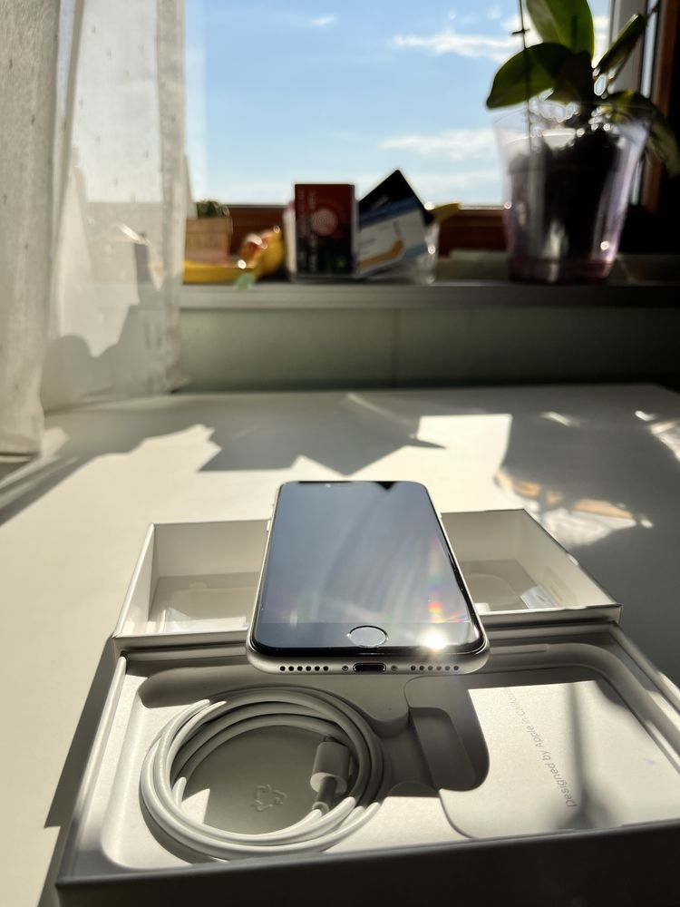 Iphone SE (2020), Бял