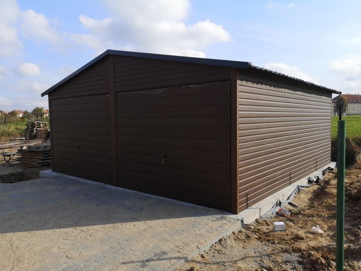 Vând garaje auto din structura metalica invelite cu blocuri sandwich