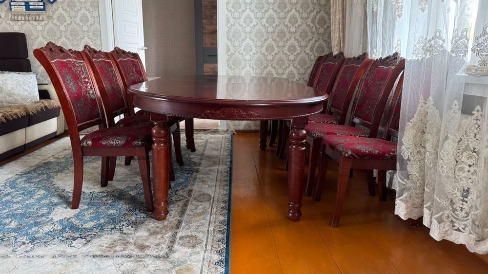 Стол с стулями в комплекте