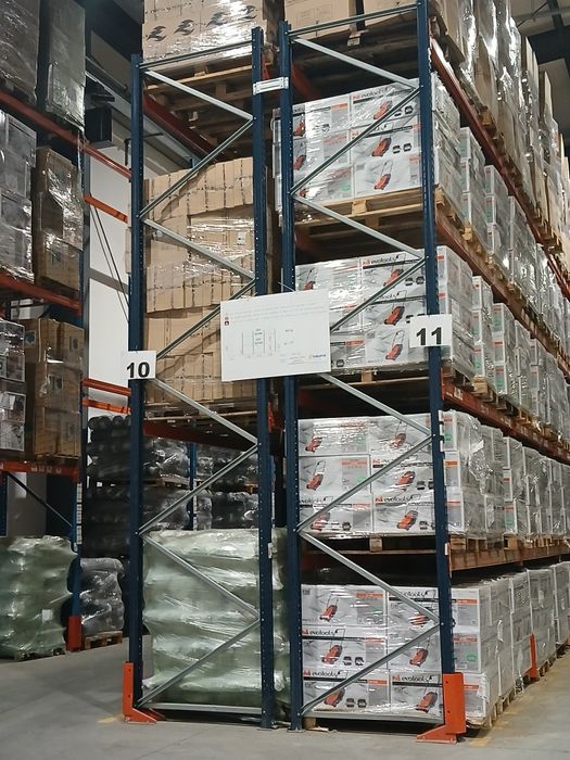 Avem rafturi metalice de vânzare