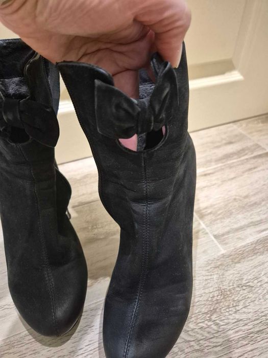 Боти от естествен велур
Боти от естествен велур
Номер 38
 ток 10-11см