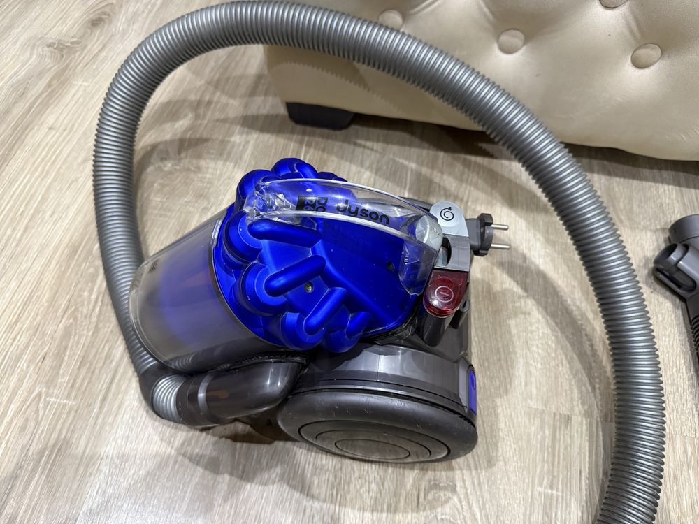 * Dyson DC 26 маленький антиаллергенный пылесос без мешковой