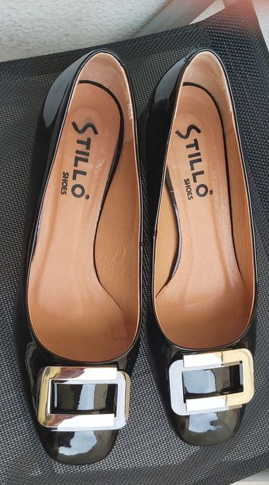 Дамски черни лачени обувки с катарама и нисък ток