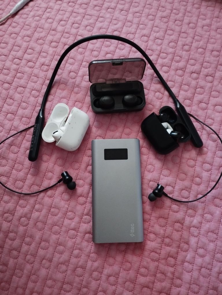 Продаю блютуз наушники и power bank.