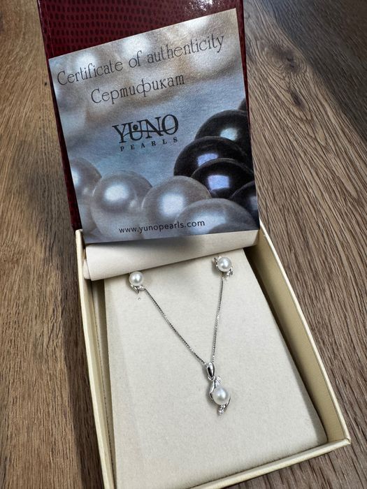 Обеци и колие с истински перли