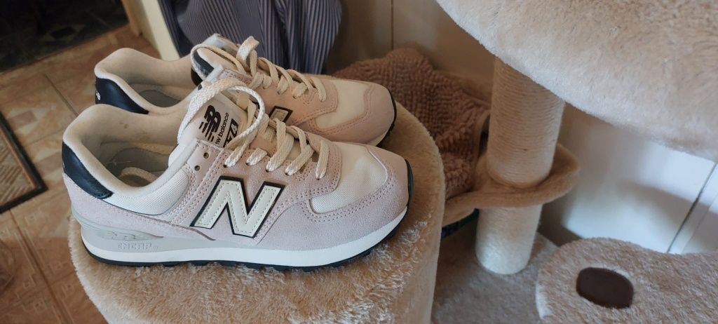 Vând adidași New Balance pentru fete