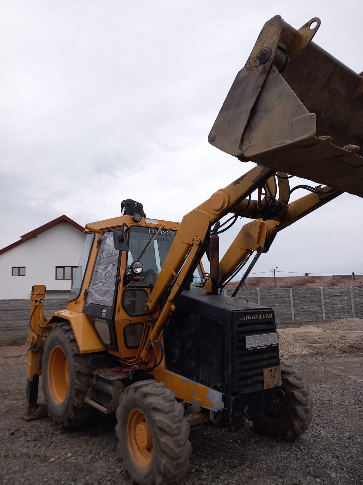 Vând buldoexcavator Caterpillar